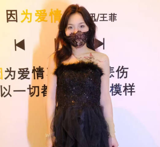 Haijiao Community, while my brother was asleep, I put on a black wedding dress to help my brother's penis.