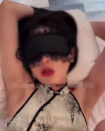 At night, the famous lady's wife incarnated as a prostitute, socialite, put on a cheongsam and entered behind the mirror.