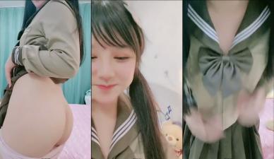 The little girl with double ponytail seldom shows off JK's big fat buttocks and lifts her skirt.