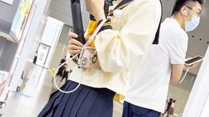 When I saw my cute short-haired student sister patting things at the bottom of the comic book show, I'll take a candid picture of her underwear.