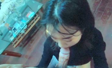 The long-legged beautiful young woman who has been hooked up for a long time is slender, long-legged, sexy and beautiful buttocks in the living room.