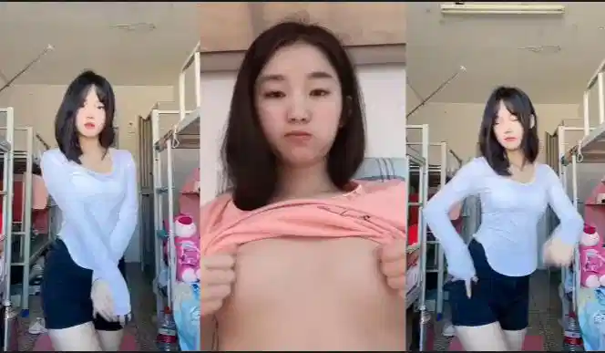 The good girl in the eyes of the students of Hubei Xianning Vocational and Technical College [Liu Xinyao] has actually been developed and turned into a bitch, and has also been exposed to masturbation in men's toilets.