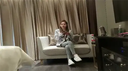 High ponytail net red tight jeans show beautiful legs, the young man inserted directly to enjoy!